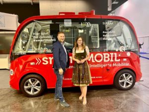 Staatssekretärin Claudia Plakolm bei SURAAA Shuttle